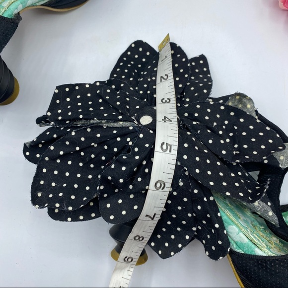 Irregular Choice 8 1/2 Blk White Polka Dot Flower - Picture 12 of 12